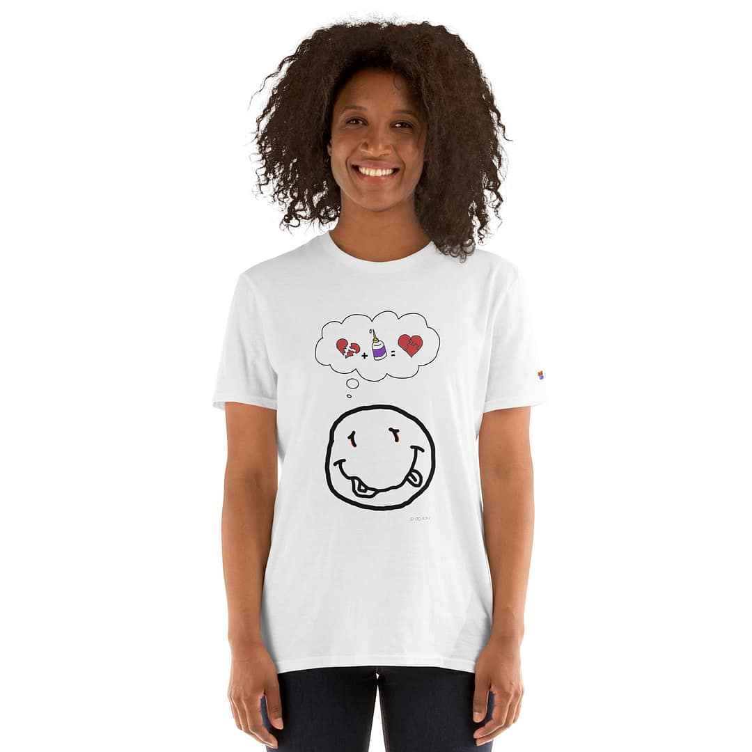 Dark skinned girl in a white daddy grunge cartoon shirt turned to her left side with the altered Nirvana smiley and the thought bubble with the glued together heart pieces as a motive.